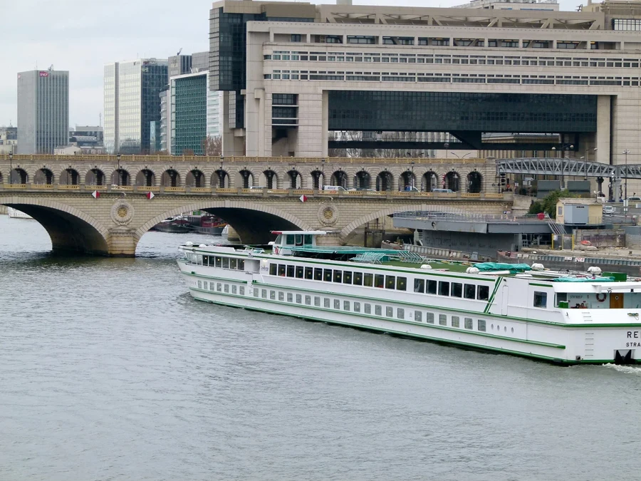 Bâtiment du ministère de l'Économie et des Finances à Bercy, au bord de la Seine à Paris