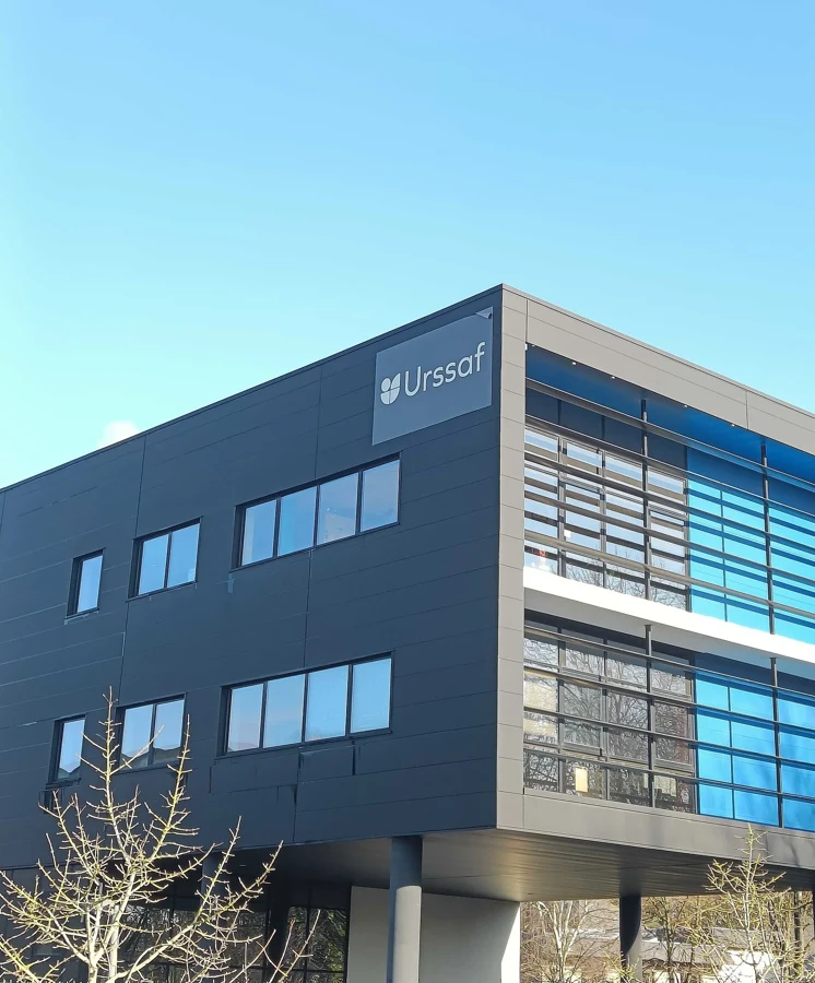 Bâtiment moderne de l'Urssaf à Rennes avec son logo sur la façade