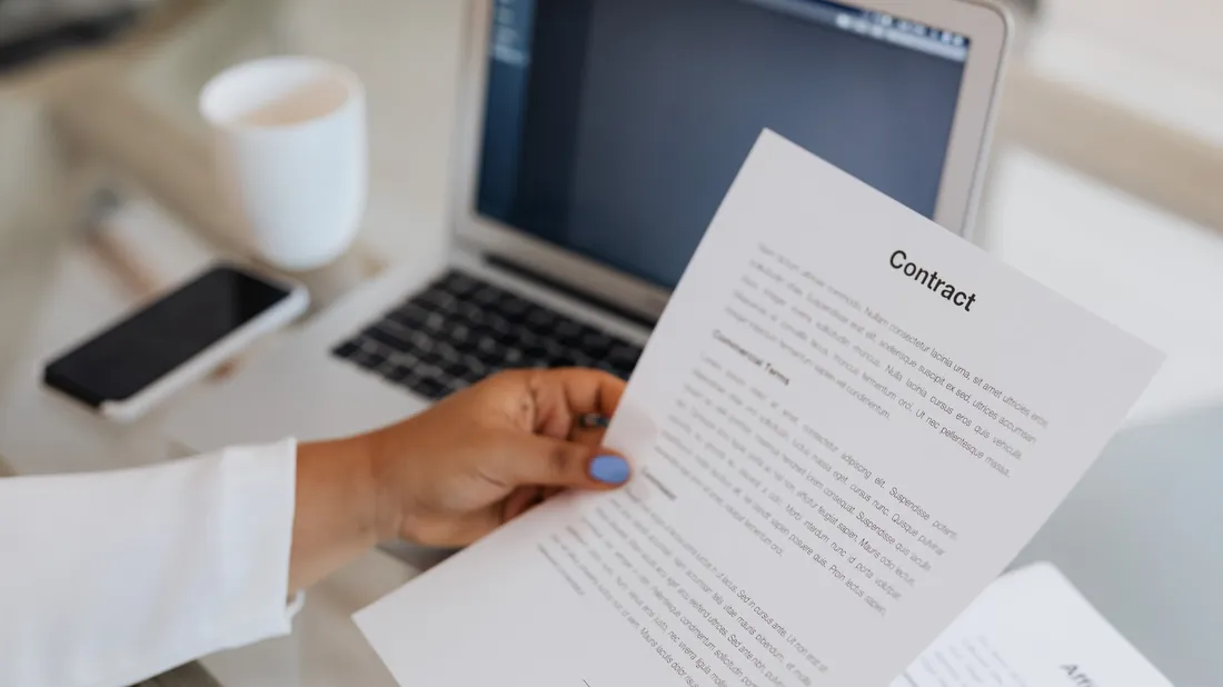 Indépendant travaillant sur un contrat avec un ordinateur