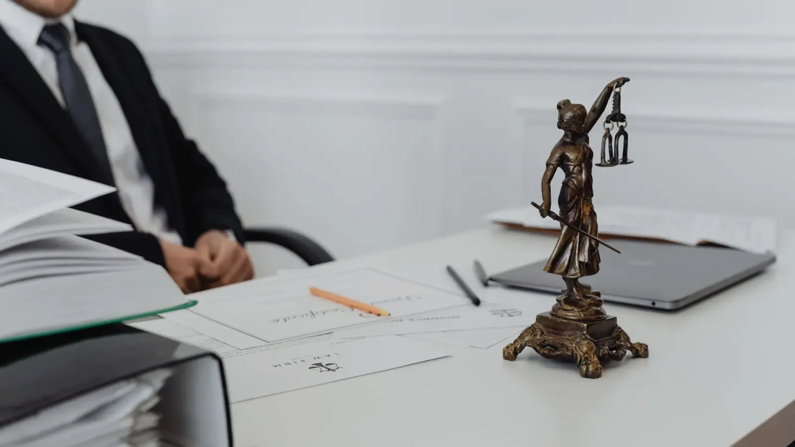 Documents juridiques sur un bureau