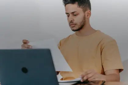 Un freelance prépare sa simulation de salaire en portage