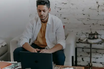 Freelance au travail sur un ordinateur portable