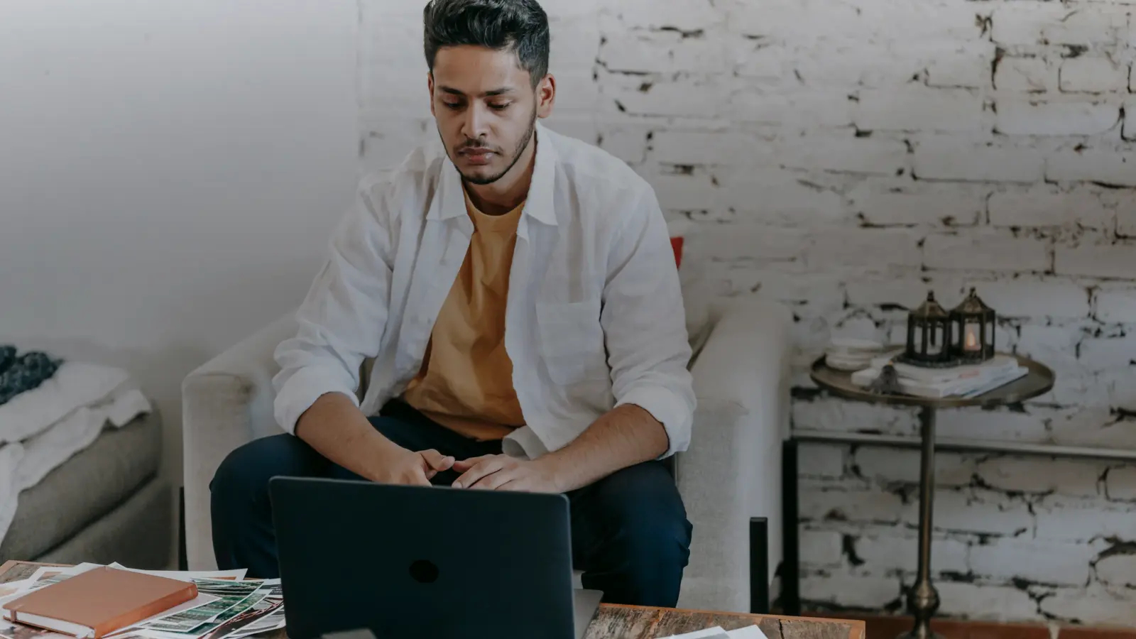 Freelance au travail sur un ordinateur portable