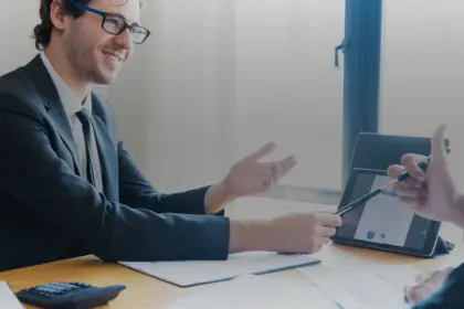 Consultant senior en rendez-vous client autour d'un TJM