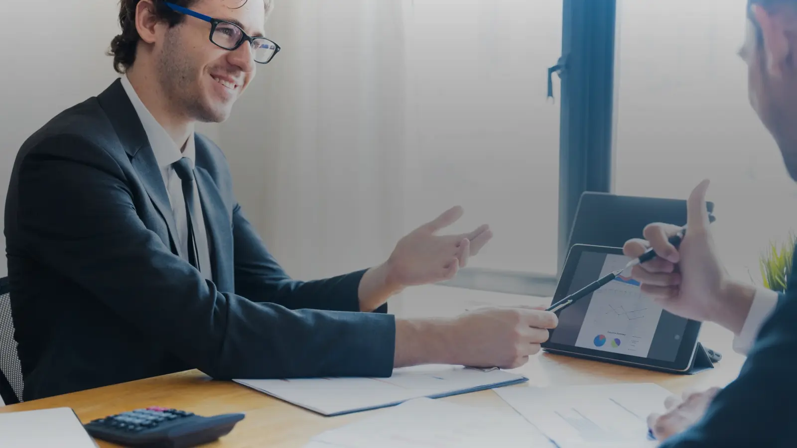 Consultant senior en rendez-vous client autour d'un TJM